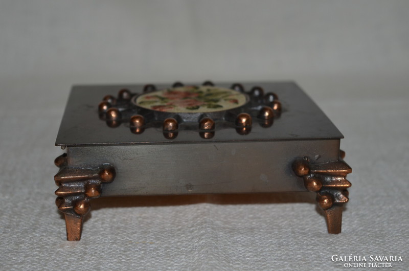 Iparművészeti bronz doboz tű gobelin díszítéssel  ( DBZ 0091 )