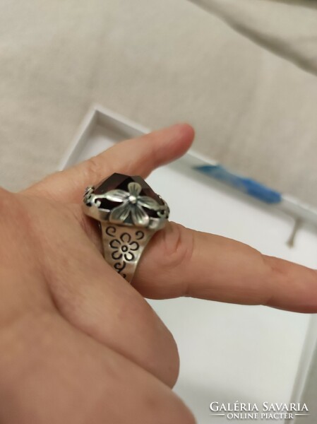 Ezüst gyűrű szépen kidolgozva ciklámen kővel