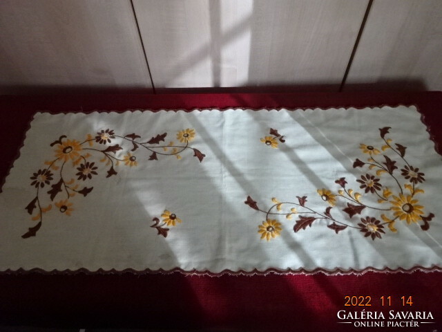 Tablecloth embroidered on yellow linen, size: 82 x 35 cm. He has! Jokai.