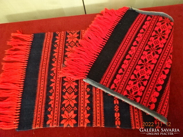 Table centerpiece crocheted on black canvas with red fringe. Size: 82 x 32 cm. He has! Jokai.