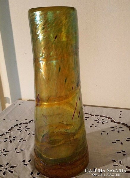 Very rare: Croatian marton: large, flawless vase with spinolt, yellowish-green color embedding