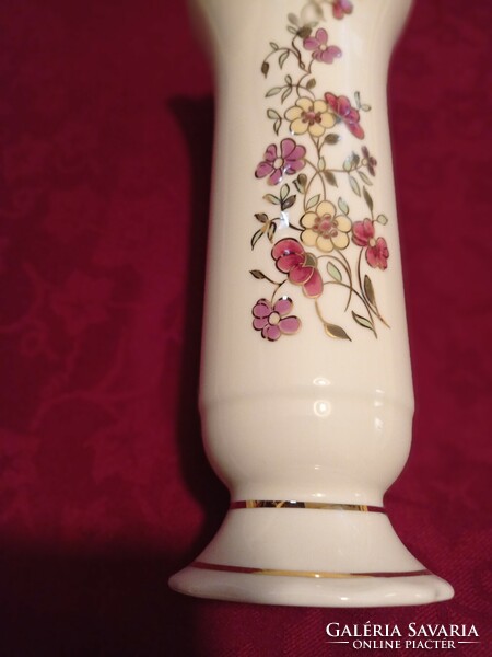 Zsolnay  csipkés szájú, bordó virágos váza, 20 cm magas