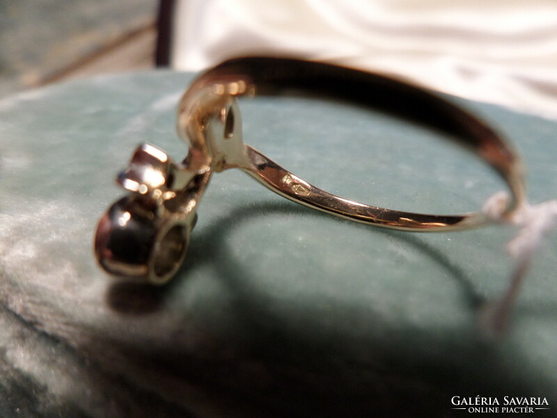 Art Nouveau bud-leaf antique gold ring with glasses