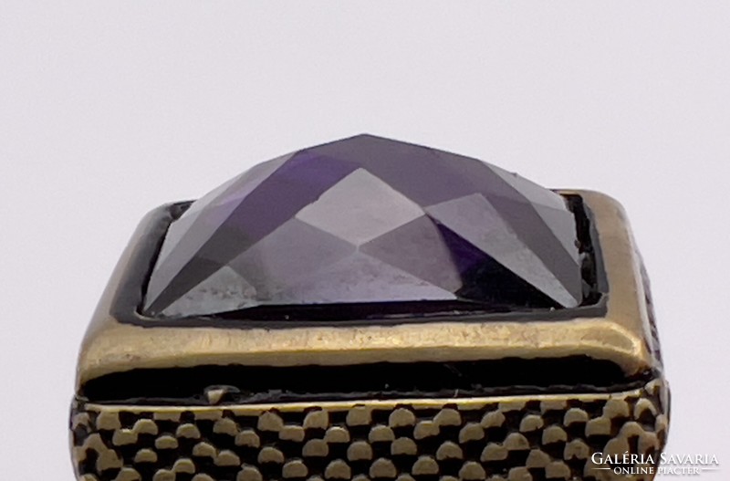 Antik stílusú izraeli ezüst pecsétgyűrű áttetsző különleges sötét lila színű fazettált üveggel