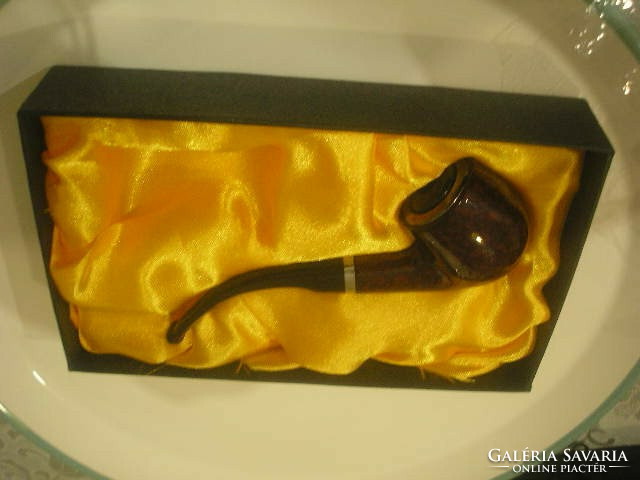 An interesting dual-function pipe in a decorative silk-lined box is currently for sale with a demonstration cigarette