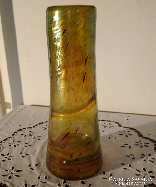Very rare: Croatian marton: large, flawless vase with spinolt, yellowish-green color embedding