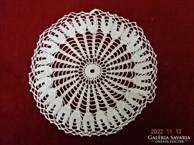 Crochet tablecloth from the 50s, diameter 18 cm. He has! Jokai.