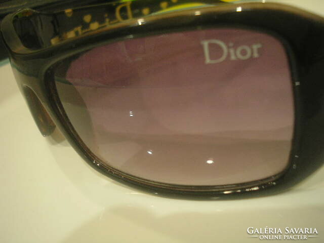 K Dior jelzésű sport futó napszemüveg  egy ponton ragasztani szükséges