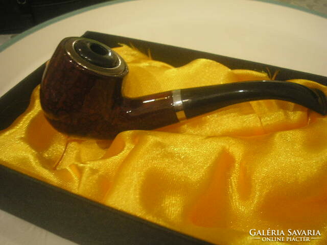 An interesting dual-function pipe in a decorative silk-lined box is currently for sale with a demonstration cigarette