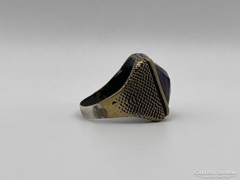 Antik stílusú izraeli ezüst pecsétgyűrű áttetsző különleges sötét lila színű fazettált üveggel
