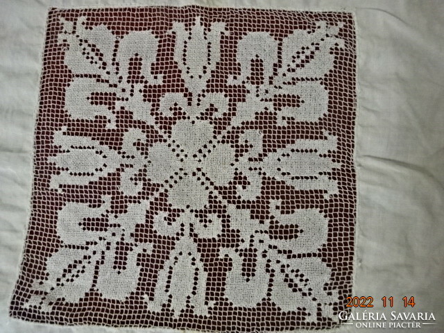 Tablecloth embroidered on cotton canvas, hand crocheted, size: 36 x 35 cm. He has! Jokai.