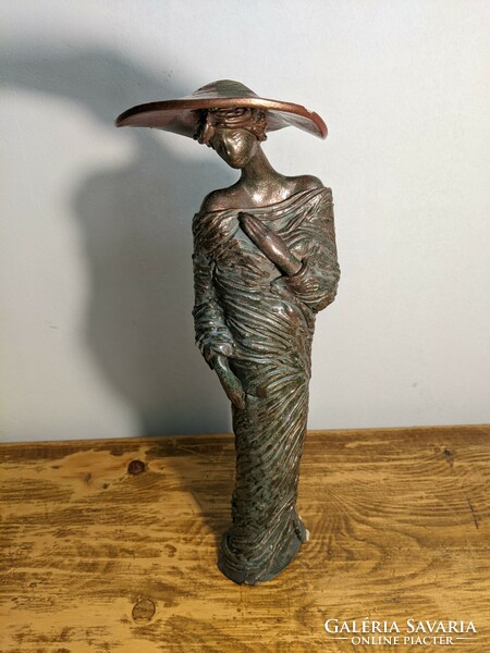 Kalapos hölgy - kerámia szobor