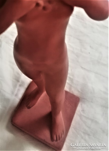 Statue of Béla Kucs, female nude