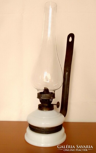 Antik régi fali akasztós petróleum lámpa tejüveg test fújt üveg cilinderrel