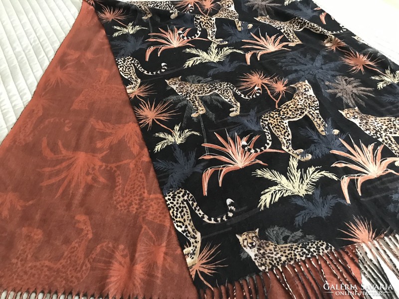 Huge double-sided stole with a printed exotic pattern, 205 x 70 cm