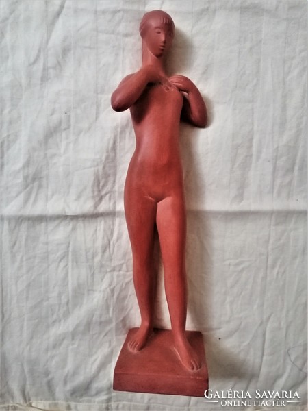 Statue of Béla Kucs, female nude