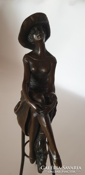 Hölgy kalapban, bronz szobor, jelzett