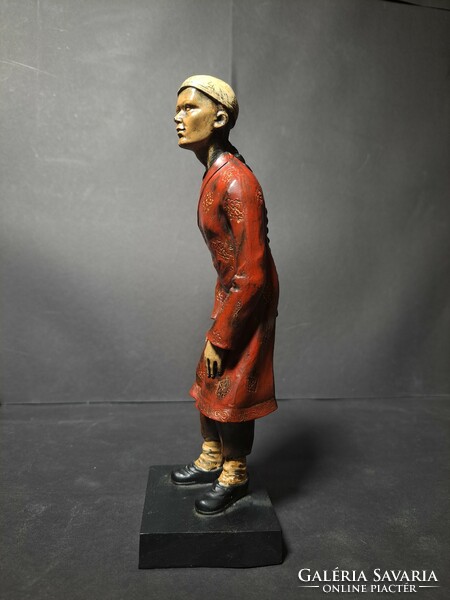 Keleti figura tradicionális viseletben - teljes magasság 23 cm - különleges darab