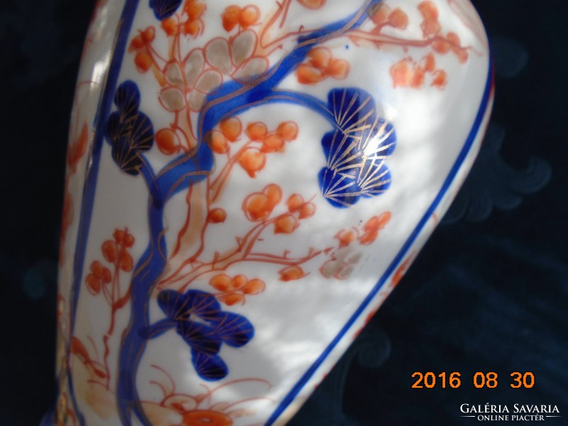 1890 Imari Meiji Japanese vase with gold contoured butterfly flowers