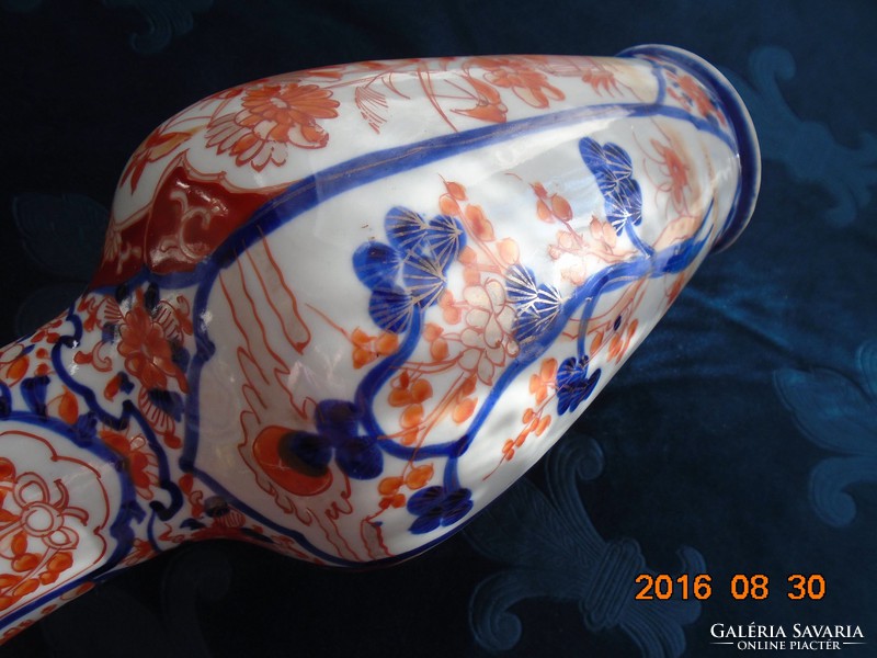 1890 Imari Meiji Japanese vase with gold contoured butterfly flowers