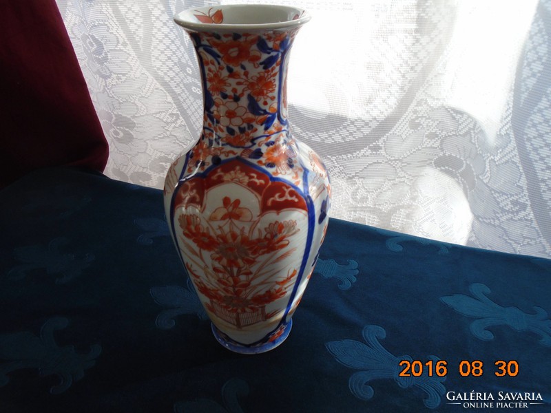 1890 Imari Meiji Japanese vase with gold contoured butterfly flowers