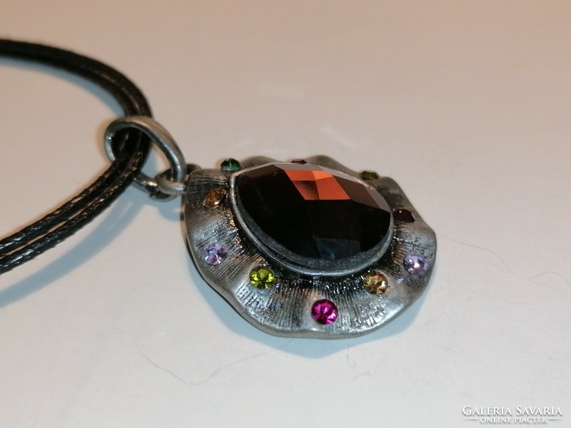 Pendant with a purple stone in the center (523)