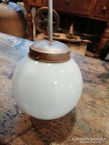 Art deco mennyezeti lámpa, 1930-as évekből, porcelán-réz foglalattal, tejüveg gömb lámpa, eredeti