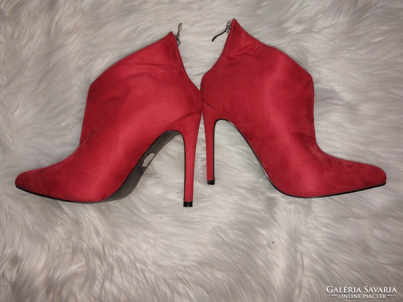 Answear fiery red elegant, pretty ankle boots size 38. Novel. Heel 11.5cm, stem height at the back 10cm.