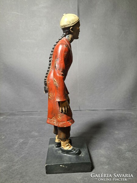 Keleti figura tradicionális viseletben - teljes magasság 23 cm - különleges darab