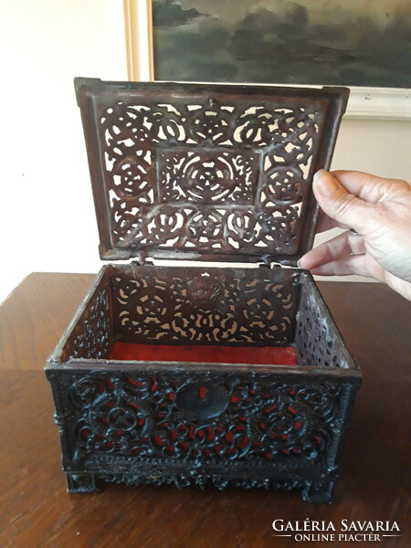 Old chiseled jewelry chest / box