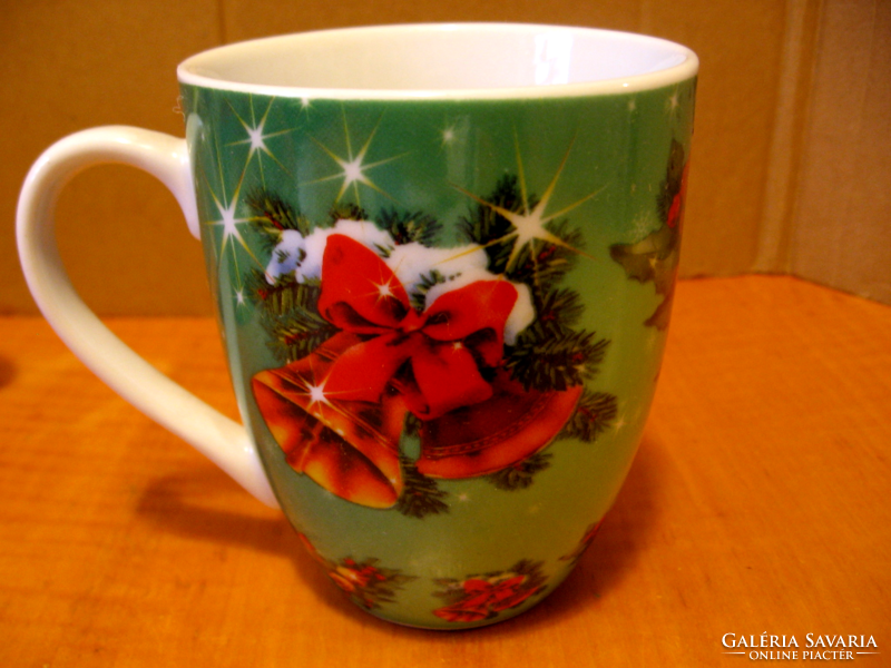 Coffee and tea mugs with Christmas bells are lead and cadmium free