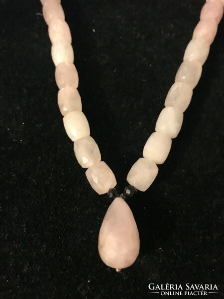 Very nice new rose quartz necklace with 2 polished onyx stones. With special 925 silver clasp. 44 Cm