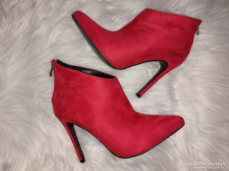 Answear fiery red elegant, pretty ankle boots size 38. Novel. Heel 11.5cm, stem height at the back 10cm.
