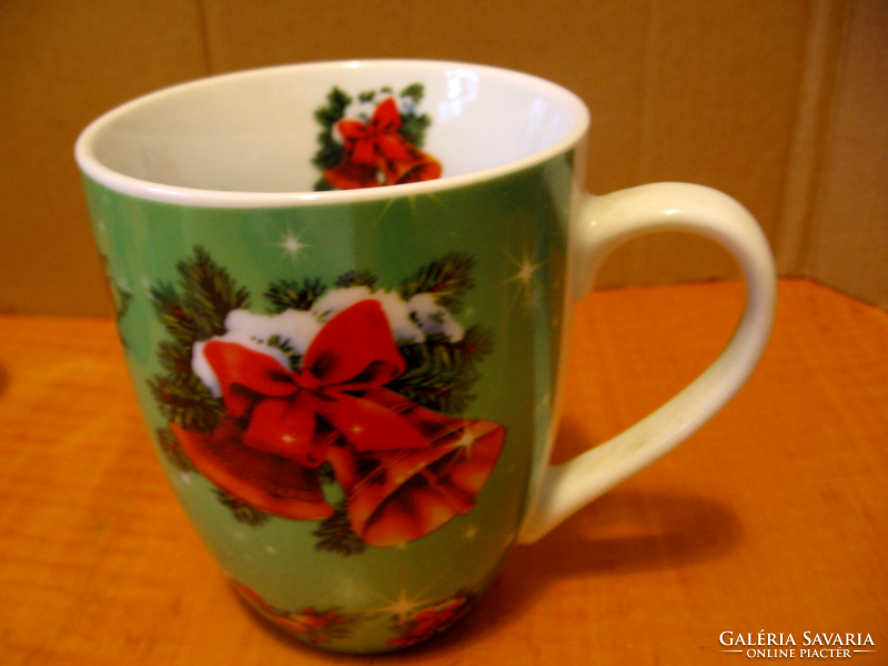 Coffee and tea mugs with Christmas bells are lead and cadmium free