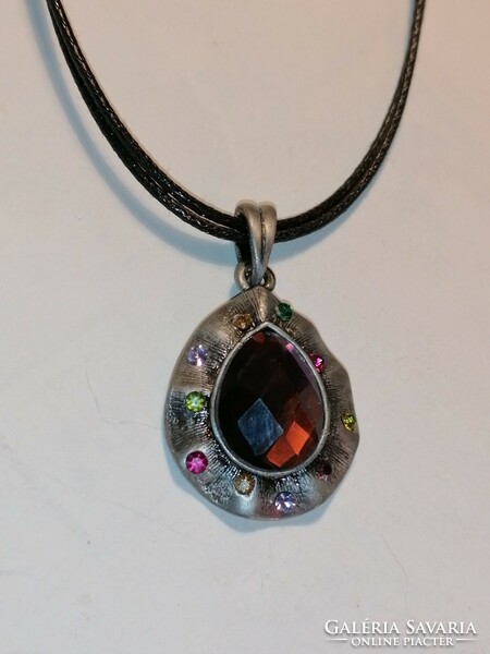Pendant with a purple stone in the center (523)