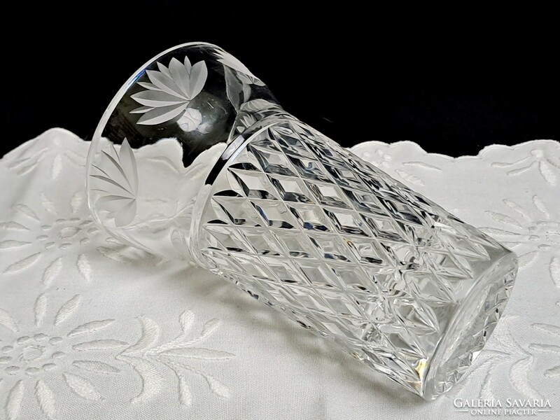 Polished crystal vase with a fan pattern, 15 cm high