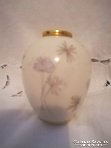 Vintag, this graceful violet vase