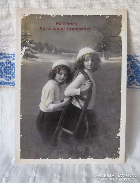Antik karácsony képeslap alapján készült REPRINT képeslap, kislányok, szánkó, havas táj