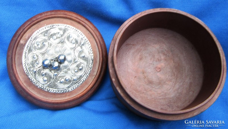 Wooden jewelry box with metal decoration, 7 cm high, diameter 9.5 cm.
