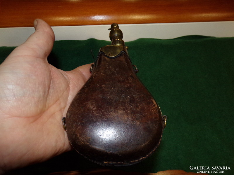 xviii. Century leather gunpowder dispenser with hinged neck