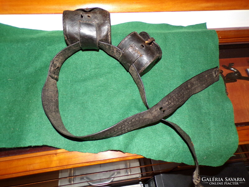 xviii. Century hunting belt, with 2 round belt pouches