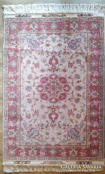 Perzsa Tabriz szőnyeg! Pamut, gyapjú, selyem! Kézi csomózás! Jelzett! Eredeti! Kb.: 150x100cm