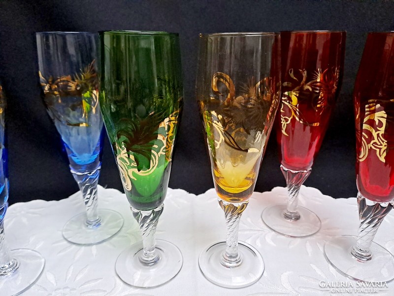 6 db nagyon szép talpas színes pezsgős kristály (?) üveg pohár készlet arany mintával