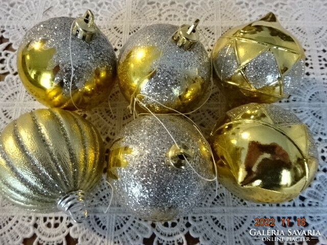 Karácsonyi üveggömb 5 darab arany színű és egy darab műanyag, átmérője 6 cm. Vanneki!