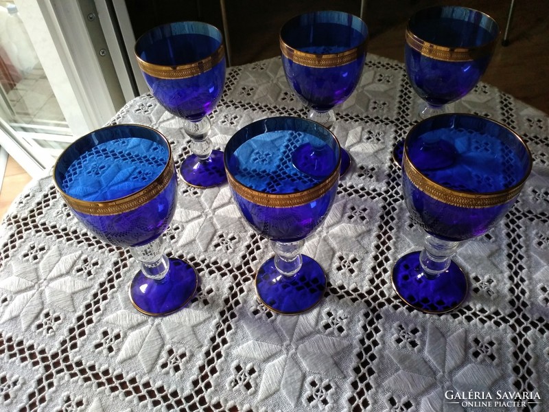 Fantasztikus luxus kobaltüveg talpas poharak a Kvétná üveggyárból