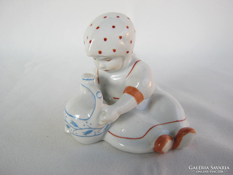 Zsolnay porcelán kislány korsóval