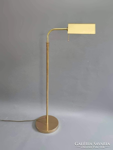 Floor lamp with adjustable height