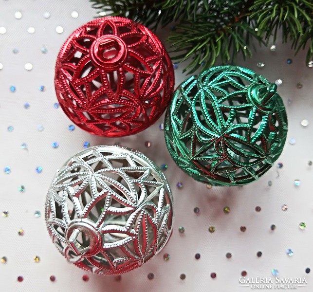 Csipkézett színes gömb karácsonyfa dísz 3db együtt 6cm