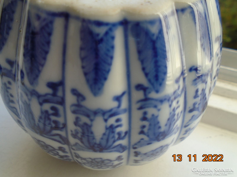 Kézzel máz alatt  kobaltkékkel festett kínai gerezdes váza fedéllel-kézi jelzés 4 írásjel