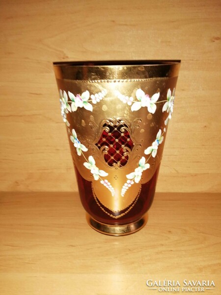 Old Bohemian Bohemian gilded glass vase with plastic flower decoration, 20.5 cm high.